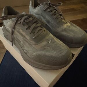 ALO Yoga Men's Charcoal Sneakers